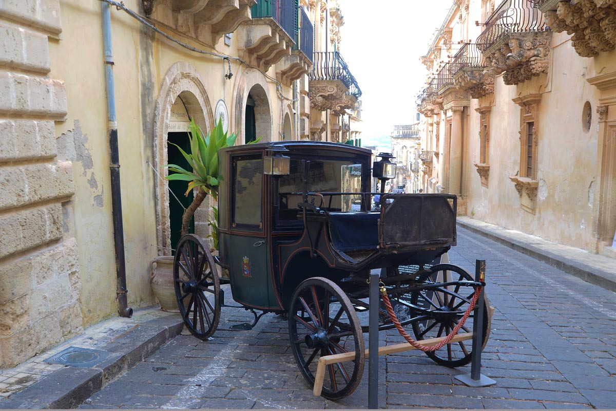 24 Sicily NOTO antique horse carriage - Noto: antique horse carriage 