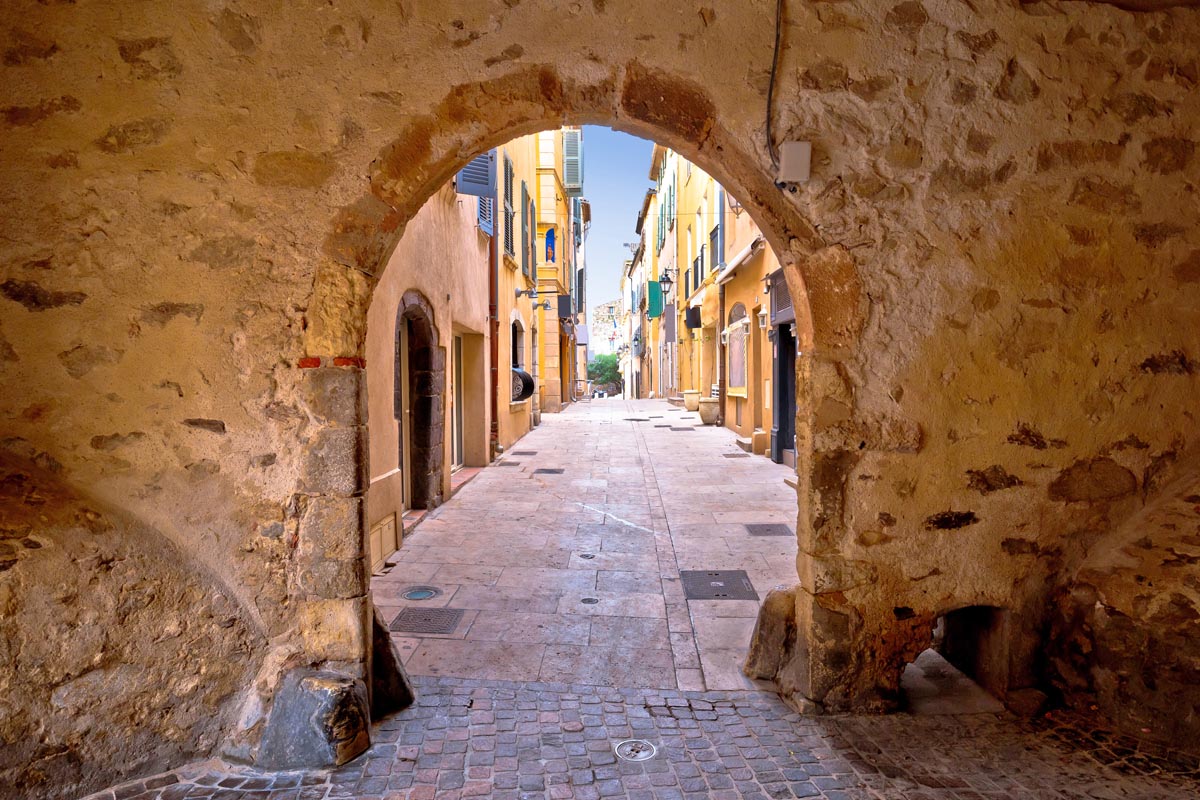 Provence 03 - Saint Tropez historic town gate and colorful street view - Saint Tropez historic town gate 