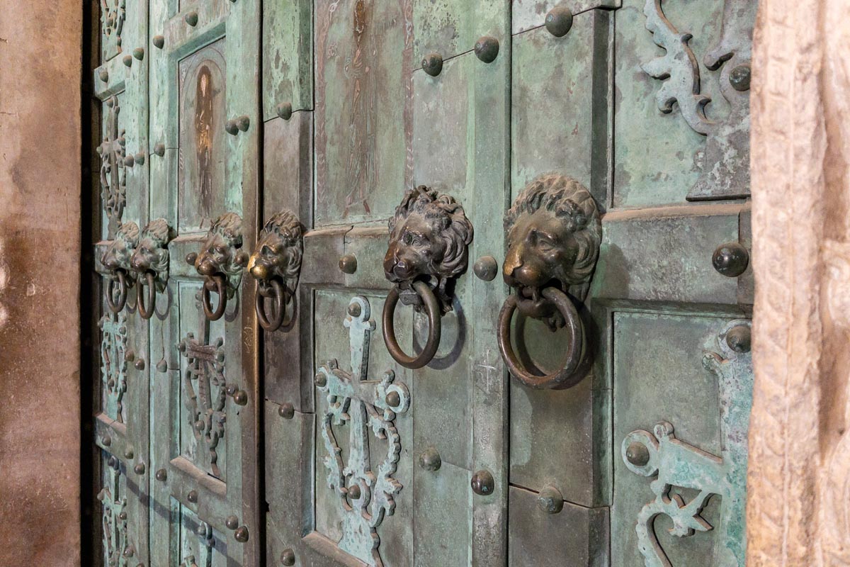 CAMPANIA 04 AMALFI -details-of-the-door-of-the-cathedral-of-amalfi - The door of the Cathedral of Amalfi